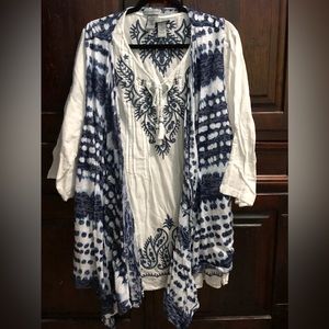 Catherine’s Sz 26/28 3X Blue and White Blouse and Vest.  Beautiful Print!